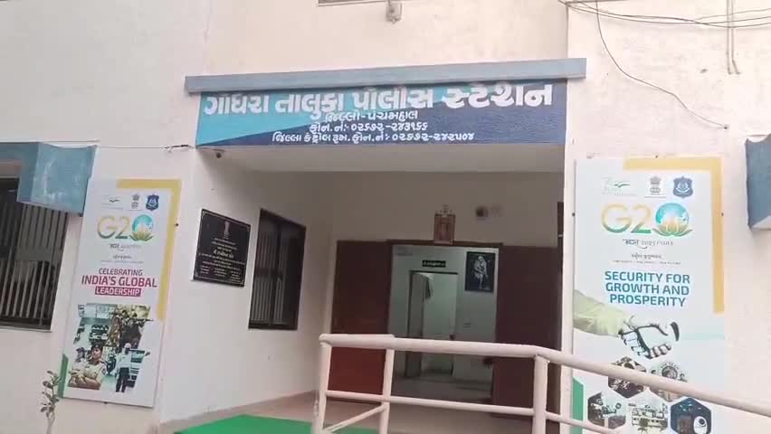 ગોધરા: પોપટપુરા ગામે આવેલી આંબાવાડીમાં નોકરી કરતા વ્યક્તિના મોબાઇલ ફોનની અજાણ્યા ઈસમે ચોરી કરી હતી