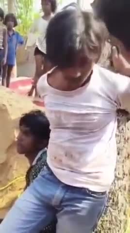 पूर्णिया पूर्व: रूईगोला माधोपारा में गोलीकांड के बाद भाग रहे बदमाशों को लोगों ने पकड़कर पेड़ से बांधकर की पिटाई, वीडियो हुआ वायरल #viral