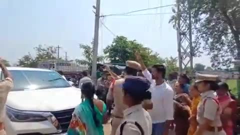 మహబూబాబాద్: గిరిజన భూములను కబ్జా చేశారంటూ పట్టణంలో ఎమ్మెల్యే మురళి నాయక్ వాహనాన్ని అడ్డుకున్న గిరిజన రైతులు