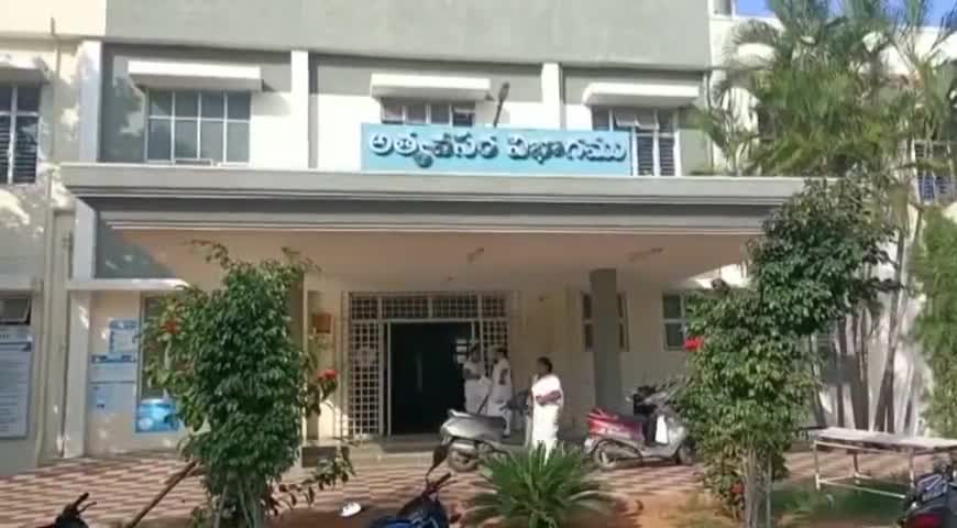 కుప్పం: పట్టణ రైల్వే స్టేషన్ సమీపంలో ప్రమాదవశాత్తు రైలు నుంచి కిందపడి యువకుడికి తీవ్ర గాయాలు
