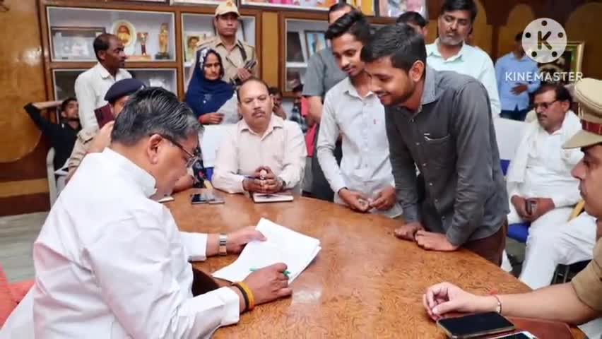 सिरसागंज: प्रदेश सरकार के पर्यटन एवं संस्कृति मंत्री ने नगर में अपने निज निवास पर जनता दरबार लगाया, फरियादियों की समस्याएं सुनीं
