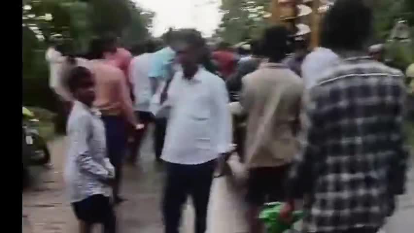 మహానంది మండలంలో ఈదురుగాలులతో కూడిన భారీ వర్షం, విరిగిన చెట్లు, విద్యుత్ స్తంభాలు, ఇళ్లల్లోకి చేరిన నీరు