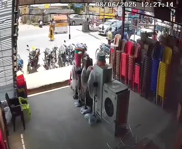 क्या कहे किसकी गलती गनीमत है कोई अप्रिय घटना नही घटी यातायात जागरूकता अत्यंत आवश्यक है ।।।
