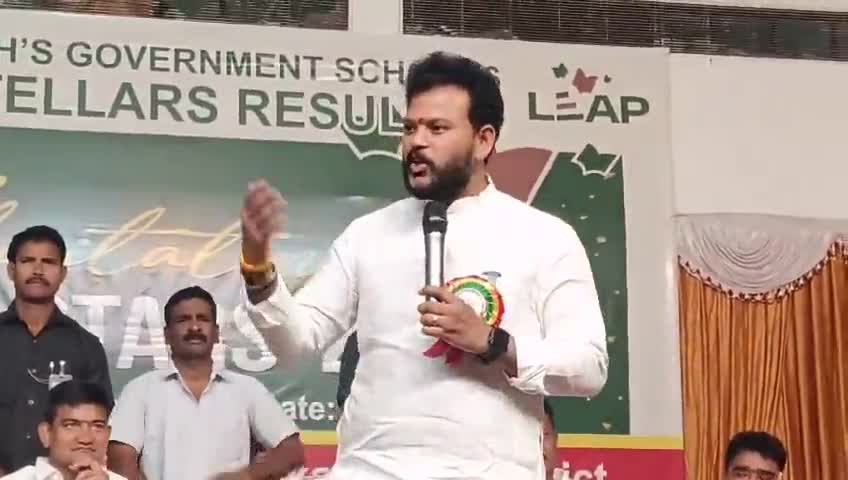 శ్రీకాకుళం: జిల్లాలో టెన్త్, ఇంటర్ ఫలితాల్లో అధిక మార్కులు సాధించిన విద్యార్థులకు షైనింగ్ స్టార్స్ అవార్డులు ప్రదానం చేసిన కేంద్ర మంత్రి