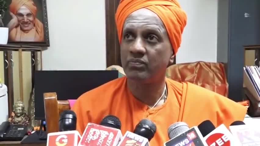 ತುಮಕೂರು: ಕೋಟಿ ಕೊಟ್ಟರೂ ಜೀವ ವಾಪಸ್ ಬರಲ್ಲ, ಬೆಂಗಳೂರು ಕಾಲ್ತುಳಿತದ ಬಗ್ಗೆ ನಗರದಲ್ಲಿ ಸಿದ್ದಗಂಗಾ ಶ್ರೀ ಪ್ರತಿಕ್ರಿಯೆ
