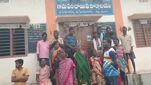 ములుగు: అర్హులైన తమకు ఇందిరమ్మ ఇళ్లు రాలేదని శంకరాజుపల్లి గ్రామపంచాయతీ ఎదుట లబ్ధిదారుల ఆందోళన