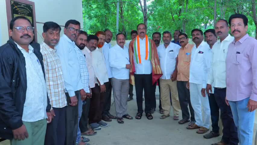 జగిత్యాల: రాష్ట్ర పవర్ ఎలక్ట్రిసిటీ ఉద్యోగులకు ఓల్డ్ పెన్షన్ స్కీంను వర్తింపచేసే విధంగా చూడాలని MLA సంజయ్ కుమార్‌కు వినతి