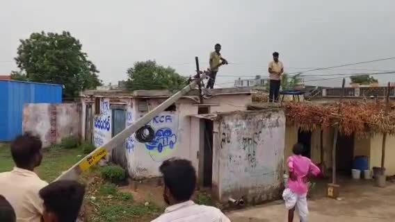 నిర్మల్: కడ్తాల్ గ్రామంలో ఈదురు గాలులతో భారీ వర్షం, పలు చోట్ల విరిగిపడ్డ స్తంభాలు, వృక్షాలు