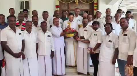 பண்ருட்டி: அண்ணா தொழிற்சங்க புதிய நிர்வாகிகள் முன்னாள் அமைச்சர் M.C.சம்பத்தை சந்தித்து பண்ருட்டி திருமலை நகரில் வாழ்த்து பெற்றனர்