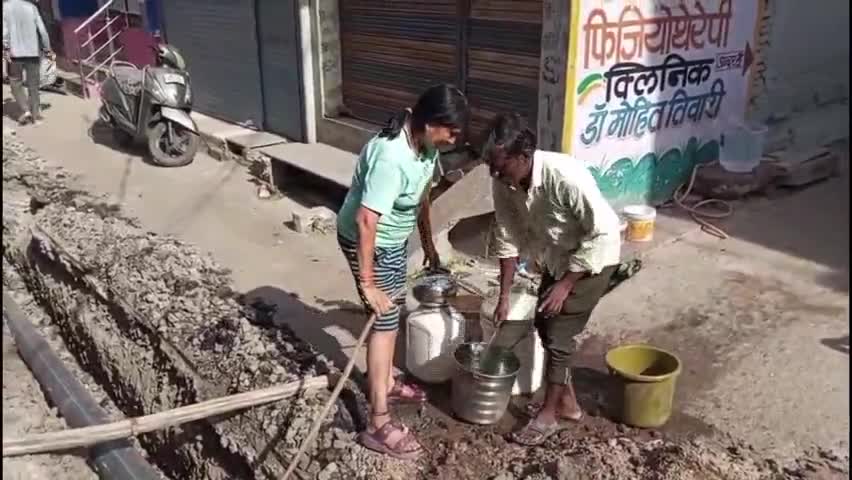 रतलाम नगर: पैलेस रोड पर पाइप लाइन डालने के नाम पर खोद दी गई सड़क, रहवासी और राहगीर परेशान  #jansamasya