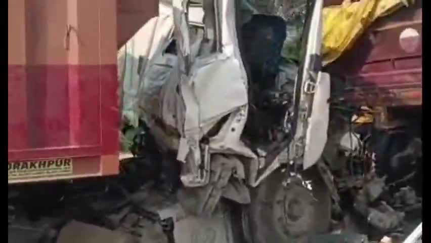 घोसी: दोहरीघाट में तेज रफ्तार ट्रेलर ने खड़े ट्रेलर को मारी टक्कर, एक ट्रेलर चालक गंभीर रूप से हुआ घायल
