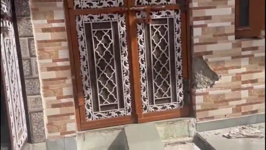 लाडपुरा: बालाकुंड इलाके में बदमाशों ने मकान पर पथराव कर खिड़की-दरवाजे तोड़े, महिला के सिर पर लगा पत्थर