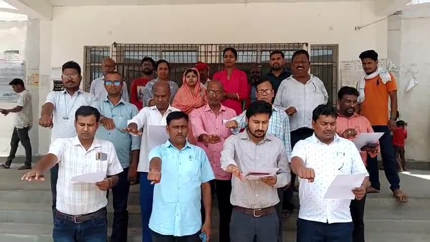 अमरपुर: बाल श्रम के खिलाफ अमरपुर प्रखंड मुख्यालय में अधिकारियों और कर्मियों ने ली शपथ