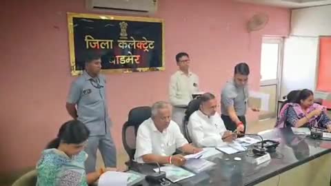 बाड़मेर: ऊर्जा मंत्री हीरालाल नागर ने कलेक्ट्रेट कॉन्फ्रेंस हॉल में ली बैठक, बाड़मेर विधायक भी रही उपस्थित