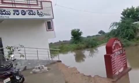 ఉరవకొండ: నెరిమెట్ల గ్రామంలో ఇళ్లలోకి చేరిన వర్షపు నీరు, ఇబ్బందులు పడుతున్నామన్న ప్రజలు