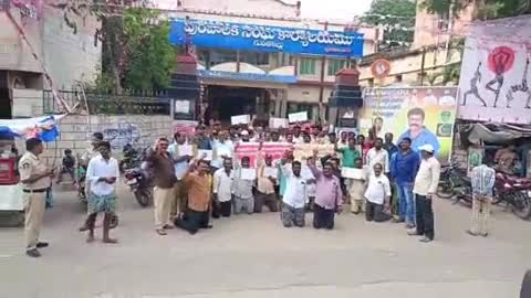 గుంతకల్లు: పట్టణంలోని మున్సిపాలిటీ కార్యాలయం ఎదుట సమస్యలు పరిష్కరించాలని కార్మికులు మోకాళ్లపై నిల్చొని వినూత్న రీతిలో నిరసన