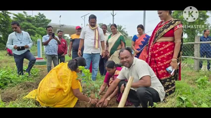 ସିମୁଳିଆ: ସରସ୍ୱତୀପୁର ତେଲୁଣି ପୋଖରୀ ପାର୍ଶ୍ୱରେ ମା' ପାଇଁ ଗଛ ଟିଏ କାର୍ଯ୍ୟକ୍ରମରେ ଯୋଗଦେଲେ ବିଧାୟକ