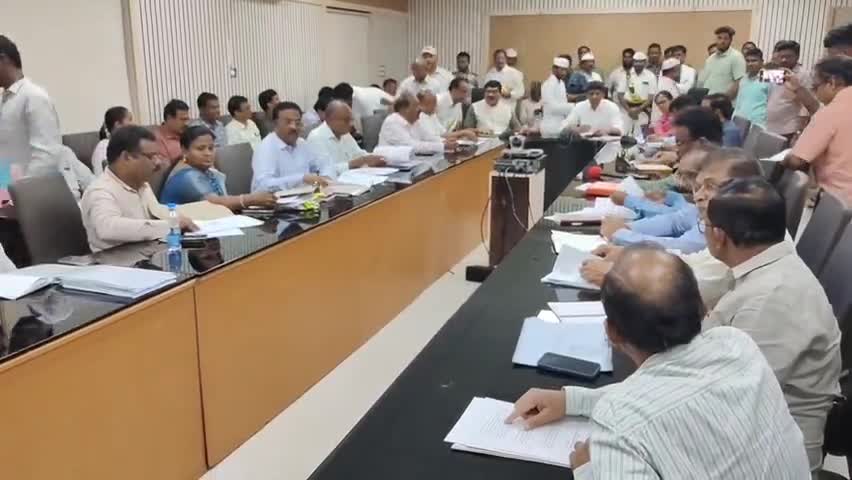 గుంటూరు: జిల్లాలో జరుగుతున్న వివిధ అభివృద్ధి పనులపై అధికారులతో సమీక్షించిన కేంద్ర సహాయ మంత్రి డాక్టర్ పెమ్మసాని చంద్రశేఖర్