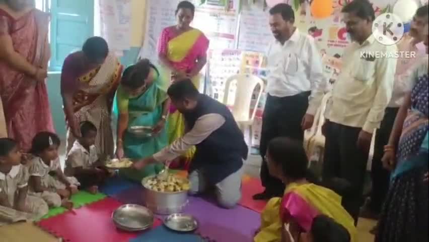 జనగాం: స్టేషన్‌ఘన్‌పూర్‌ అంగన్వాడీ కేంద్రాన్ని సందర్శించి, చిన్నారులకు ఎగ్ బిర్యాని స్వయంగా వడ్డించిన కలెక్టర్‌ రిజ్వాన్‌ బాషా