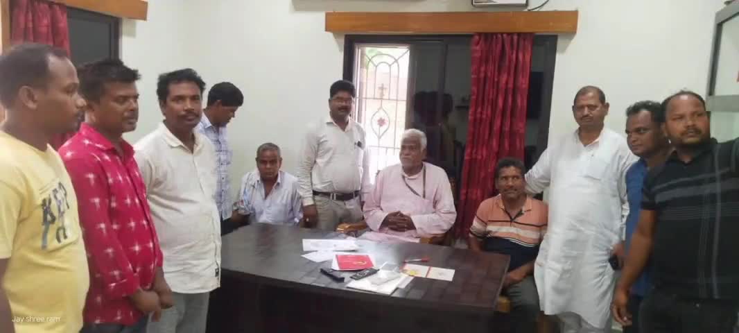 ଅନୁଗୋଳ: କୁଲେଇ ଗ୍ରାମରେ ଢ଼େଙ୍କାନାଳ ସାଂସଦଙ୍କ ସହ ବିଭିନ୍ନ ସମସ୍ୟା ବିଷୟରେ ଆଲୋଚନା କଲେ ବିଭିନ୍ନ ପଞ୍ଚାୟତର ଲୋକେ