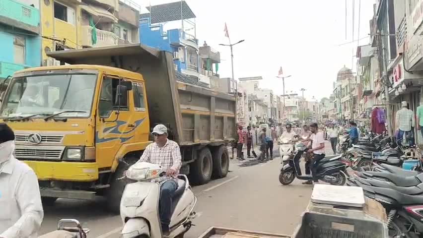 નાંદોદ: રાજપીપળા બ્રહ્માકુમારી ચોકડી પાસે ખાડા પુરવાની કામગીરી શરૂ કરવામાં આવી