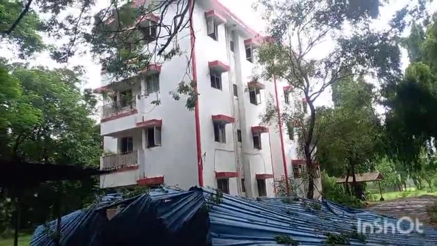 रोहा: डीएमसी कंपनीच्या कॉलनीच्या इमारतीवरील पत्र्याची शेड वादळी वाऱ्याने उडून पडली खाली, सुदैवाने कोणतीही जीवितहानी नाही