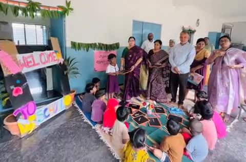పటాన్​​చెరు: రాంచంద్రపురం ప్రభుత్వ పాఠశాలలోని విద్యార్థులకు సామూహిక అక్షరాభ్యాసం నిర్వహించిన కార్పొరేటర్ బూరగడ్డ పుష్ప నాగేష్