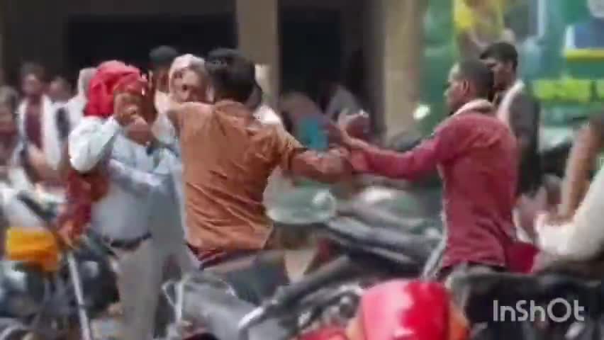 अशोक नगर: तहसील कार्यालय अशोकनगर में दो पक्षों के बीच हुई हाथापाई, वीडियो आया सामने