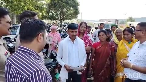 बलरामपुर: कलेक्ट्रेट पहुंचकर सर्व आदिवासी समाज ने जातीय जनगणना कराए जाने की मांग को लेकर सौंपा ज्ञापन