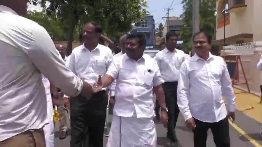சேலம்: மாநிலங்களவை உறுப்பினர்களாக தேர்வு செய்யப்பட்ட தனபால், இன்பதுரை நெடுஞ்சாலை நகரில் அதிமுக பொதுச்செயலாளரிடம் வாழ்த்து பெற்றனர்