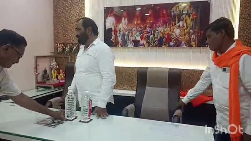 खामगाव: बाळापूर विधानसभा मतदारसंघाचे आमदार नितीन देशमुखांची गांधी चौक भागातील शिवसेना ठाकरे गटाच्या कार्यालयाला भेट
