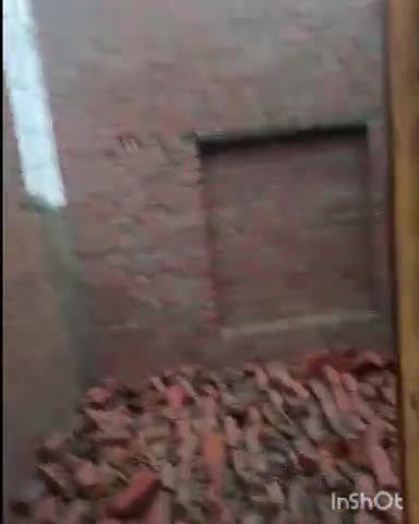 कोलारस: लेवा गांव में तेज़ आंधी-तूफान के चलते प्रधानमंत्री आवास योजना के तहत बन रहे दो मकानों की दीवारें गिरी