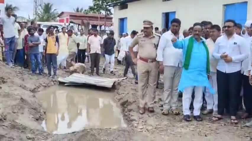 ನವಲಗುಂದ: ಹುಬ್ಬಳ್ಳಿ, ನವಲಗುಂದ ತಾಲ್ಲೂಕಿನ ಗ್ರಾಮಗಳಲ್ಲಿ ಬೆಣ್ಣೆಹಳ್ಳ ಪ್ರವಾಹ ಪರಿಸ್ಥಿತಿ ಪರಿಶೀಲಿಸಿದ ಸಚಿವ ಲಾಡ್ ಹಾಗೂ ಶಾಸಕ ಕೋನರಡ್ಡಿ