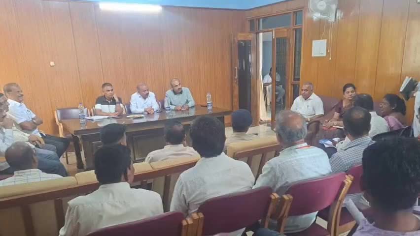 ಕುಂದಗೋಳ: ಪಟ್ಟಣದ ಪ್ರವಾಸಿ ಮಂದಿರದಲ್ಲಿ ಶಾಸಕ ಎಂ.ಆರ್ ಪಾಟೀಲ್ ನೇತೃತ್ವದಲ್ಲಿ ತಾಲ್ಲೂಕು ಮಟ್ಟದ ಅಧಿಕಾರಿಗಳ ಸಭೆ