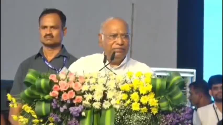 ಯಾದಗಿರಿ: ಕಲ್ಯಾಣ ಕರ್ನಾಟಕ ಭಾಗ ಅಭಿವೃದ್ಧಿಗೆ ನಗರದಲ್ಲಿ ಎಐಸಿಸಿ ಅಧ್ಯಕ್ಷ ಮಲ್ಲಿಕಾರ್ಜುನ್ ಖರ್ಗೆ ಮನವಿ