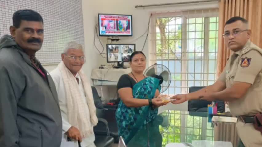 ಧಾರವಾಡ: ನಗರದ ಹೊಸ ಬಸ್ ನಿಲ್ದಾಣದಲ್ಲಿ ಮಹಿಳೆ ಬ್ಯಾಗ್ ಕಳವು, ಪತ್ತೆ ಹಚ್ಚಿ ಬ್ಯಾಗ್, ಚಿನ್ನಾಭರಣ ಮರಳಿಸಿದ ಉಪನಗರ ಠಾಣೆ ಪೊಲೀಸರು