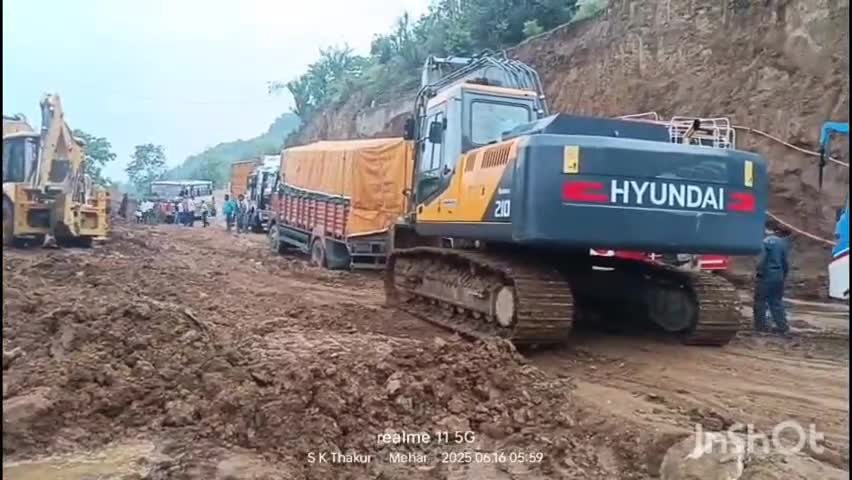 पधर: मेहड के पास सड़क बनी दलदल, रात भर फंसी रही गाड़ियां; सुबह जेसीबी से निकाली गईं