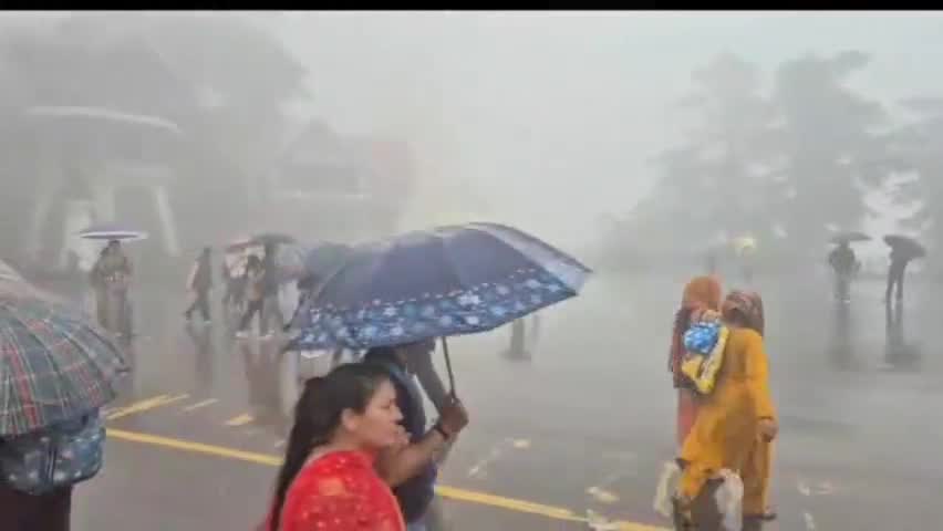 शिमला शहरी: राजधानी शिमला सहित आसपास के क्षेत्र में हुई तेज बारिश, बारिश के बीच पर्यटकों ने की मस्ती