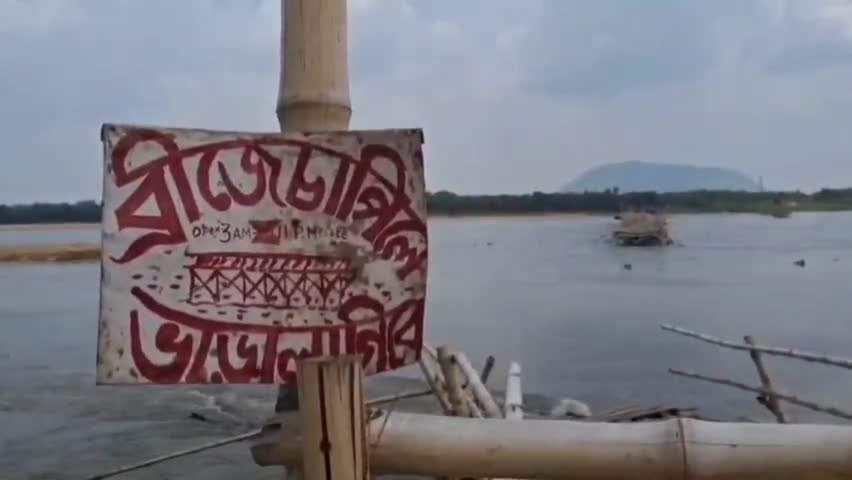 বারাবনী: বার্ণপুরে জলের তোড়ে ভেঙে গেল অস্থায়ী বাঁশের সেতু, সমস্যায় তিন জেলার মানুষ #jansamasya