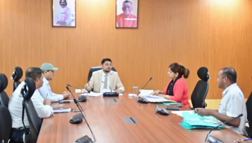 धनबाद/केंदुआडीह: समाहरणालय के सभागार में उपायुक्त ने मत्स्य विभाग की योजनाओं की समीक्षा की