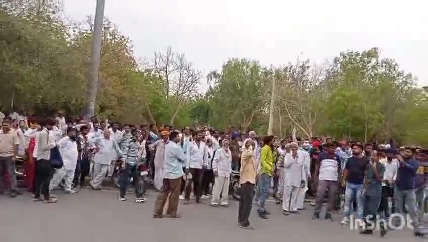 बीकानेर: चकगरबी संघर्ष समिति ने अवैध कब्जे हटाने के नाम पर की जा रही तोड़फोड़ के विरोध में कलेक्ट्रेट कार्यालय तक किया प्रदर्शन