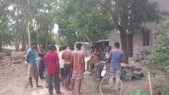 বালুরঘাট: ৩ মাস আগে কাজ শুরু হলেও সেই কাজের অগ্রগতি তেমন হয়নি, প্রতিবাদে ছোটদেউরা গ্রামের বাসিন্দারা ঠিকাদারকে আটকে বিক্ষোভ দেখাল