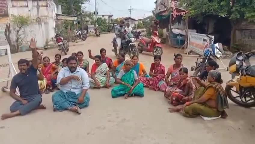 ఖానాపూర్: అర్హులకు ఇందిరమ్మ ఇళ్ల ఎంపికలో అన్యాయం చేశారని లింగాపూర్‌లో లబ్ధిదారుల ధర్నా