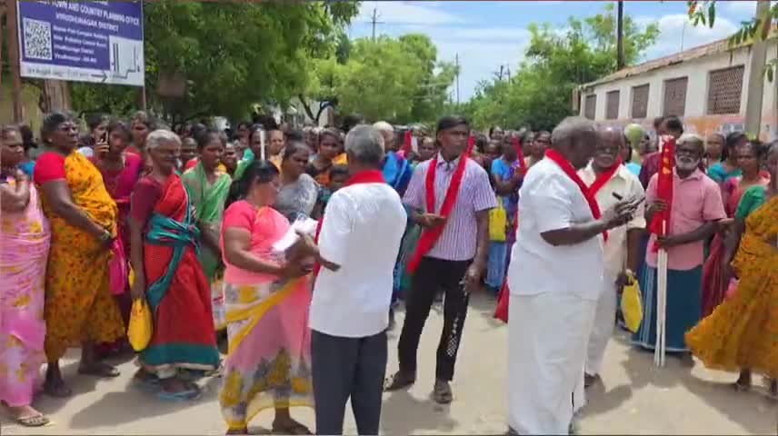 விருதுநகர்: மாவட்ட ஆட்சியர் வளாகம் முன்பு இந்திய ஐக்கிய கம்யூனிஸ்ட் கட்சி சார்பில் இலவச குடிமனை கேட்டு மனு கொடுக்கும் போராட்டம்
