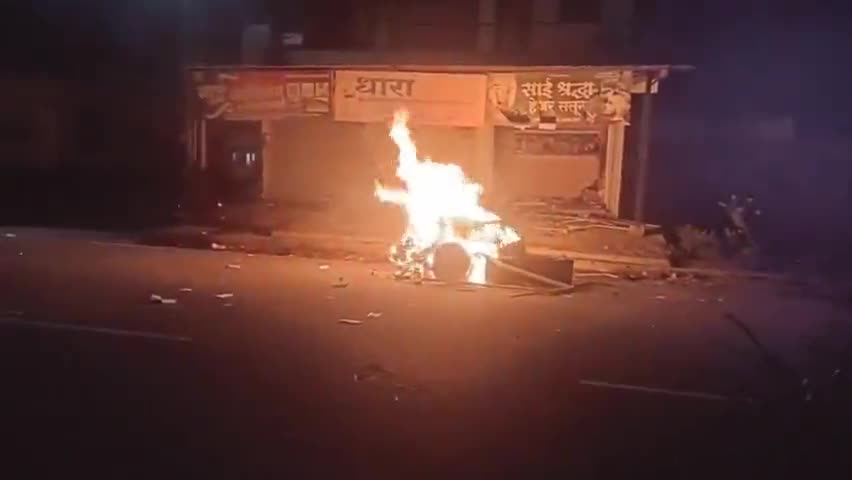 वैजापूर: खंडाळा येथे जमावाने दुकानांची तोडफोड करुन जाळपोळ केल्याप्रकरणी ३७ जणांविरुद्ध वैजापूर पोलिसांत गुन्हा दाखल
