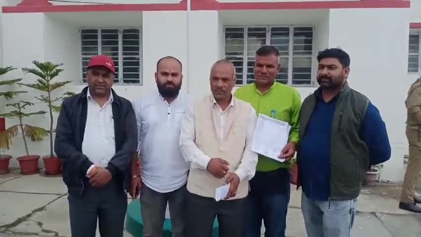 टिहरी: धनोल्टी में स्थानीय व्यापारियों ने जिला विकास प्राधिकरण द्वारा नोटिस देने पर कलेक्ट्रेट में डीएम को सौंपा ज्ञापन
