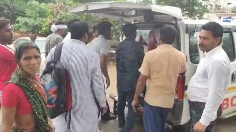 झाझा: मृतक ट्रक चालक का शव लेने परिजन पहुंचे झाझा थाना, पुलिस ने शव परिजनों को सौंपा