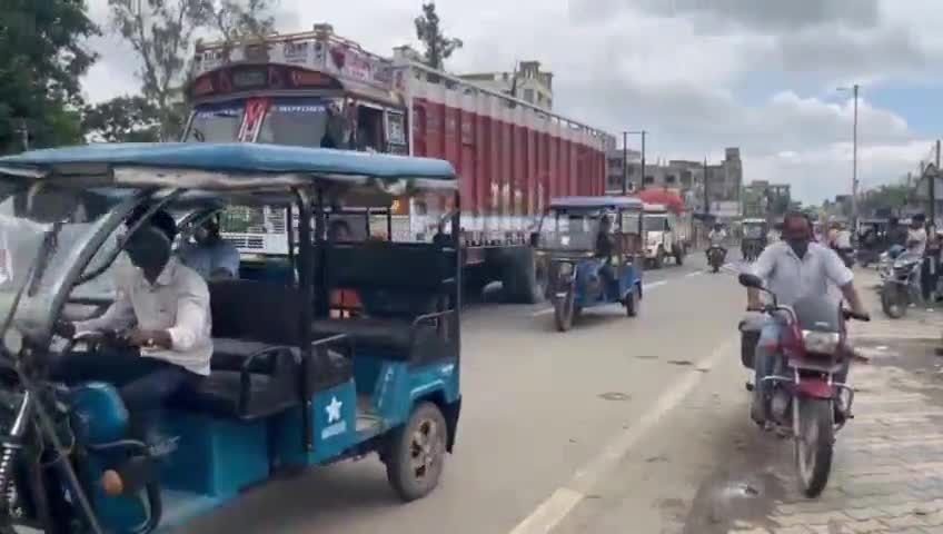 গাজোল: বামনগোলা মোড় এলাকায় সিগন্যাল লাইট বসানোর জায়গা পরিদর্শন করলেন জেলা ট্র্যাফিক DSP