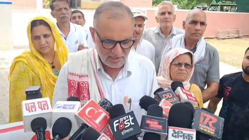 भिवानी में जन स्वास्थ्य अभियांत्रिकी विभाग के सामने पीने के पानी को लेकर जन संघर्ष समिति ने प्रदर्शन किया  व ज्ञापन दिया