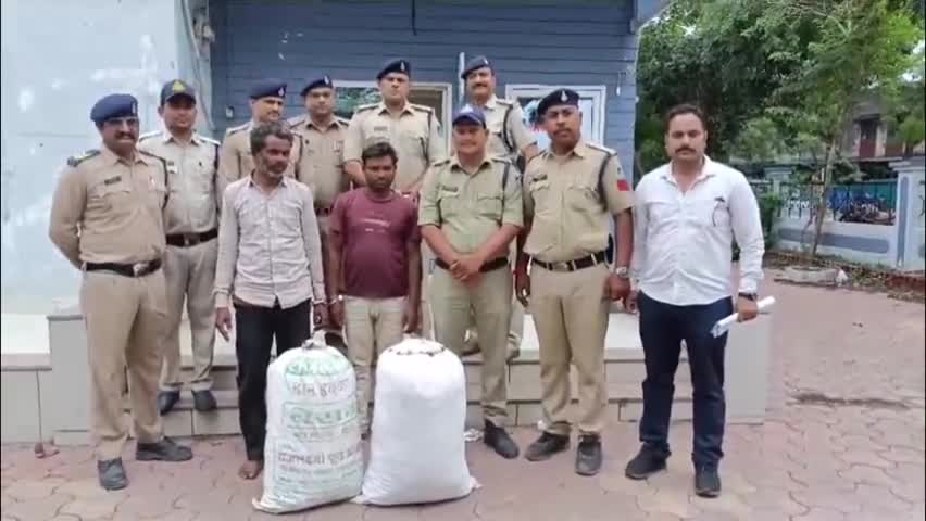 इंदौर: खजराना थाना पुलिस ने 20 किलोग्राम से अधिक गांजे के साथ 2 आरोपियों को किया गिरफ़्तार
